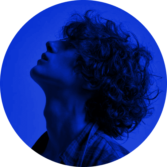 Homem olhando para cima